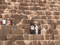 Современный вход в пирамиду Хеопса