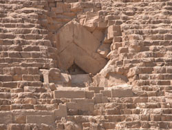 Замурованный вход в пирамиду Хеопса