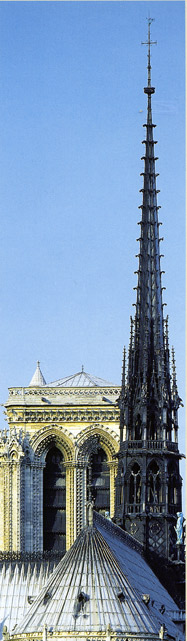 Шпиль и верхняя часть одной из башен собора Нотр-Дам